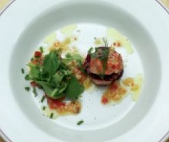 ensalada de gambas sobre remolacha con berros y maches